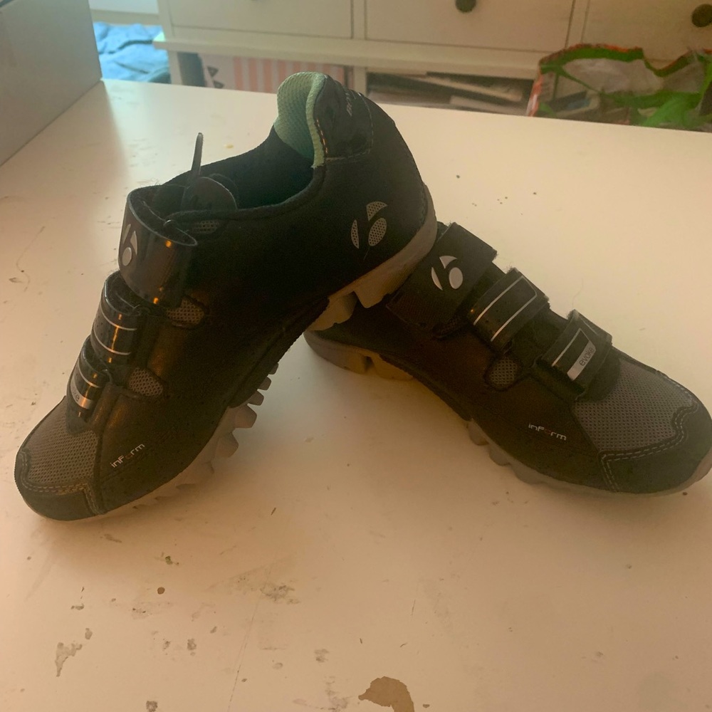 Bontrager Evoke Women’s Spin/Cycling Shoes w/ SPD Cleats, barely worn, Size 5.5